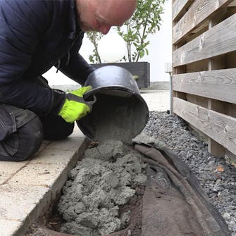 Fliserne skrider: Hæld betonen ud i renden Fliserne skrider: Hæld betonen ud i renden